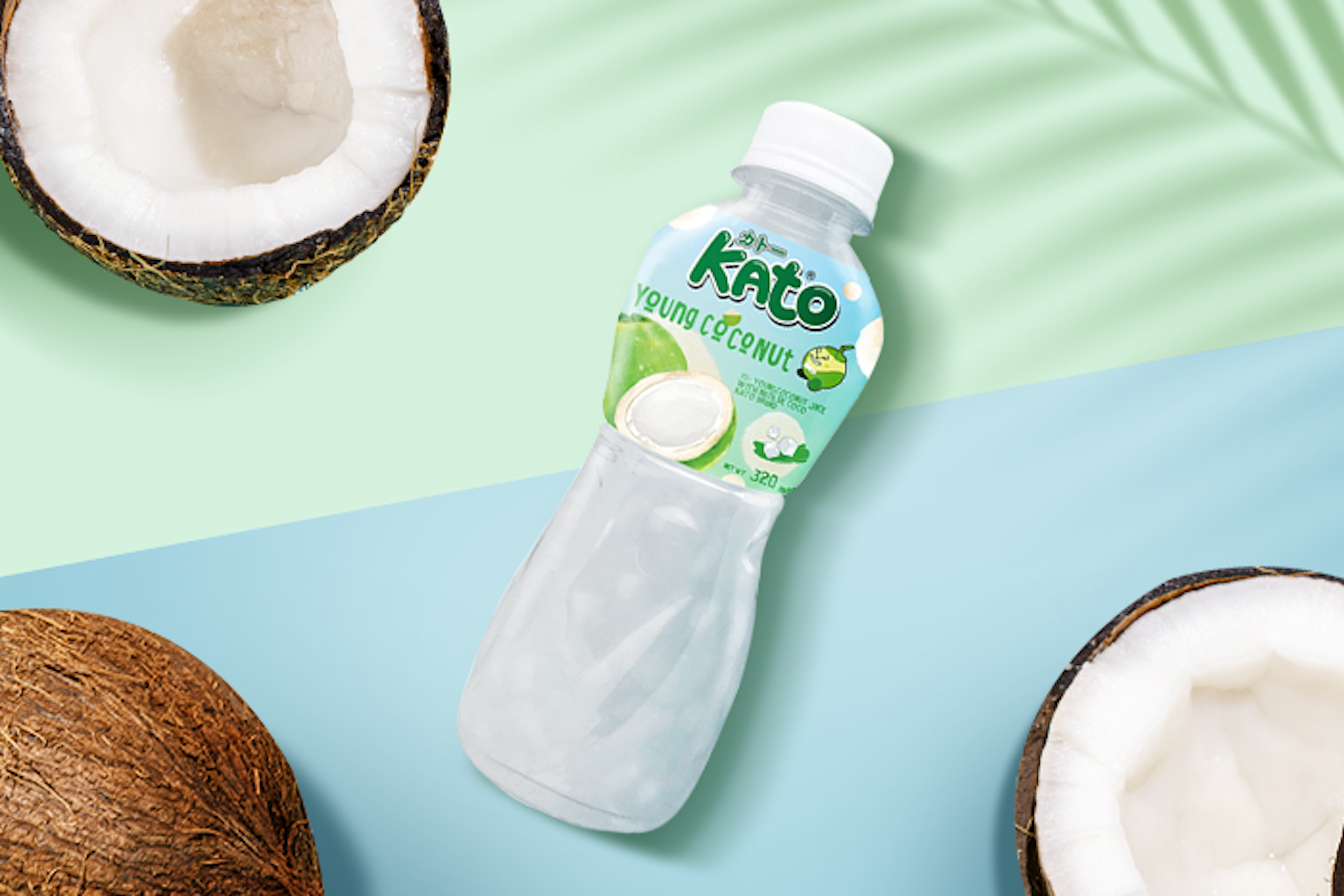 Vorderansicht der KATO Kokoswasser mit Nata De Coco 320ml Flasche.