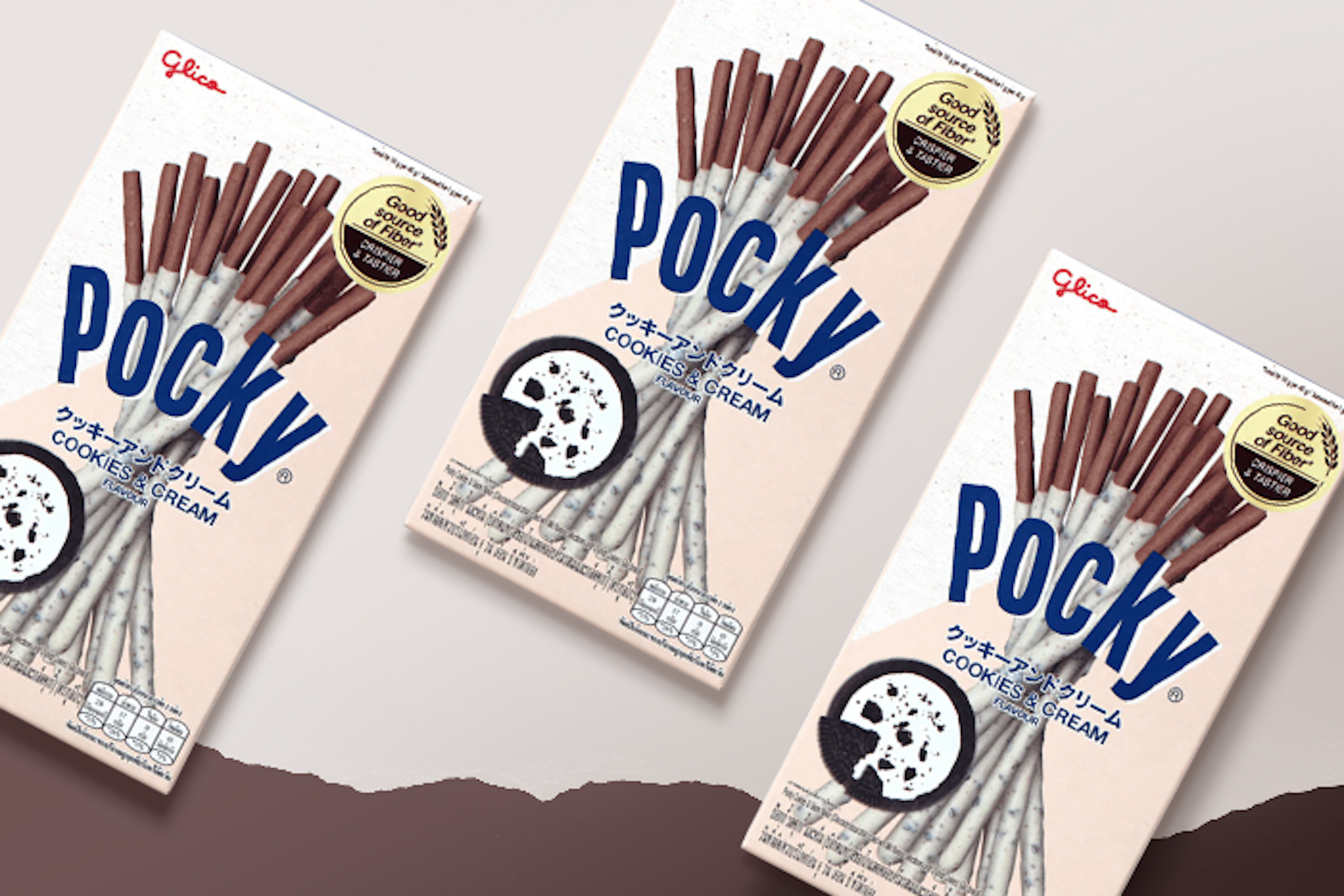 Ein Pocky Stick, umhüllt mit Cookies & Cream, detailreich präsentiert.