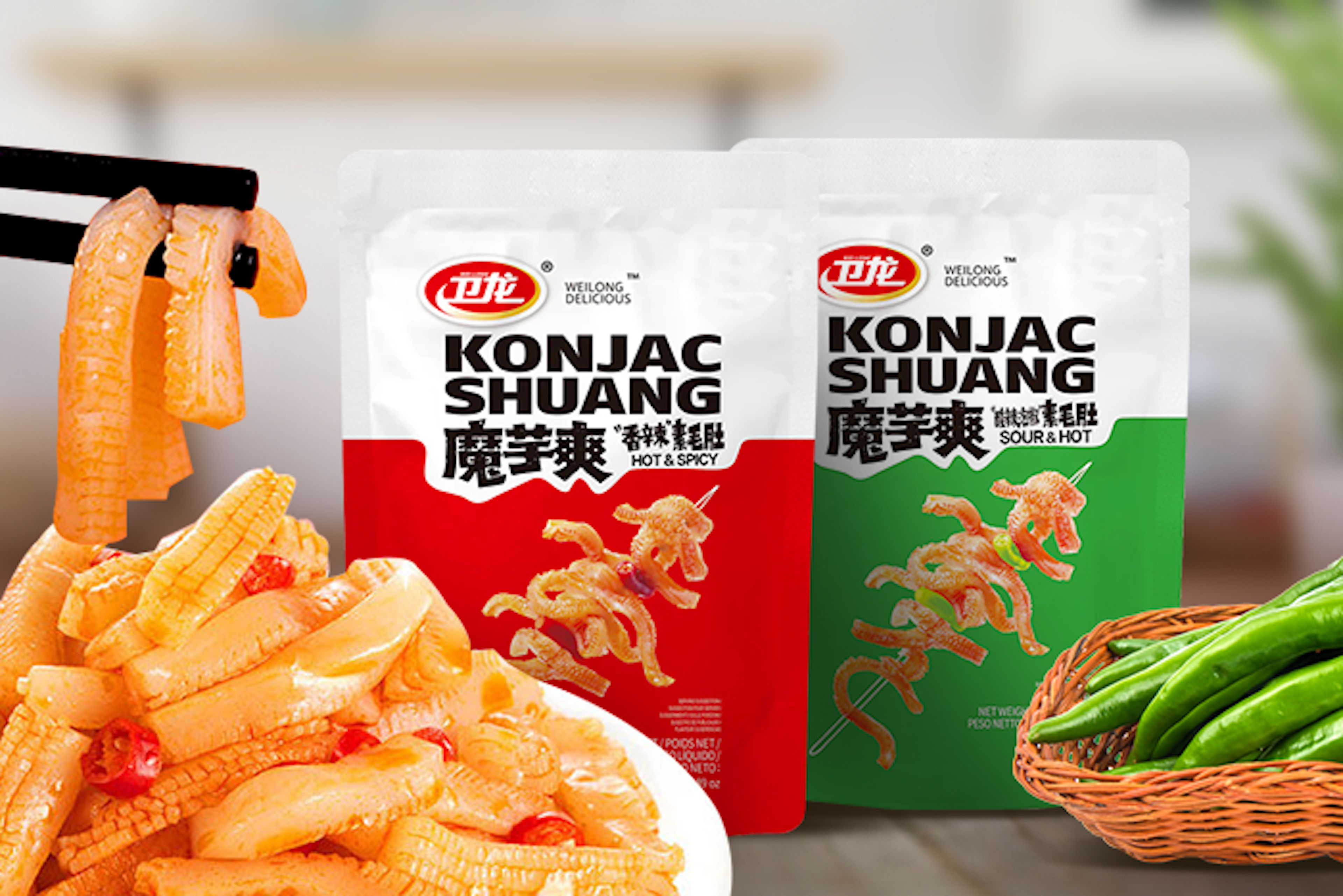 Nahaufnahme des Konjac Shuang Hot & Spicy Snacks auf einem Teller.