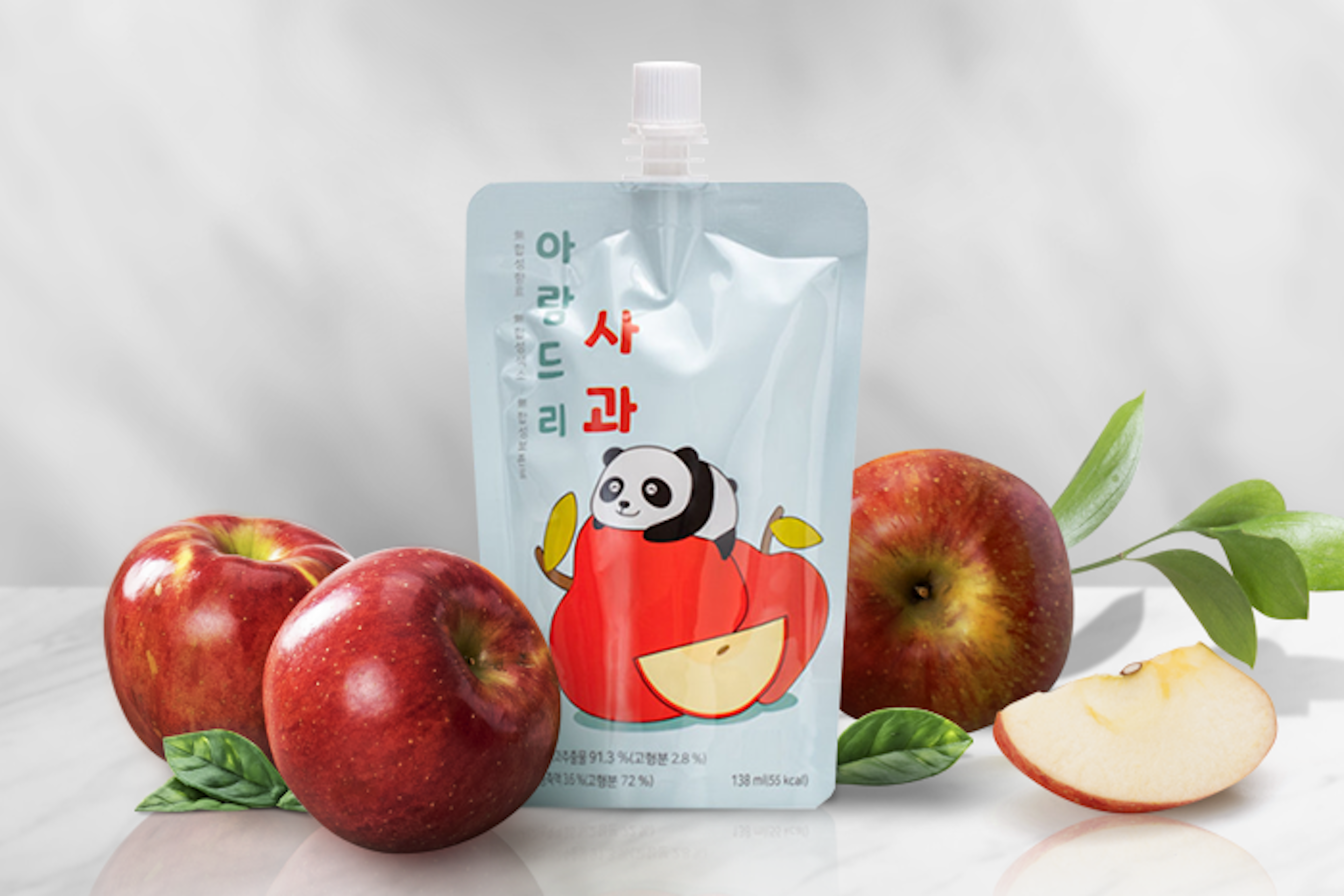 Aramfarm-Aramdri-Apfelsaft-138ml-Flasche-mit-sichtbarem-Etikett-zeigt-die-Marke-und-Produktinformationen,-präsentiert-auf-einem-sauberen-weißen-Tisch