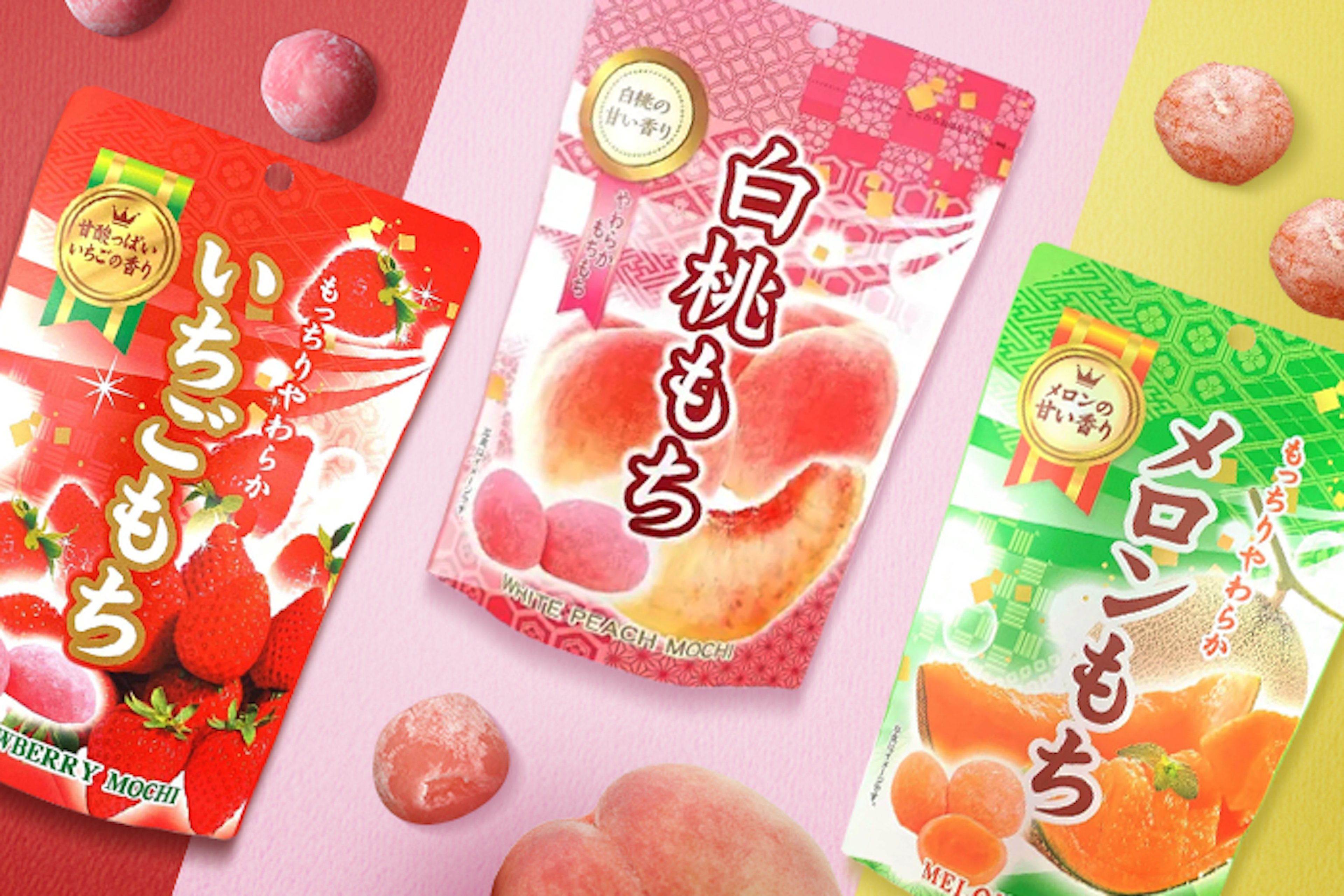 Nahaufnahme eines geöffneten Seiki Mochi Erdbeere: Ein einzelner Erdbeer Mochi, der halbiert ist, um die weiche, fruchtige Füllung zu zeigen.
