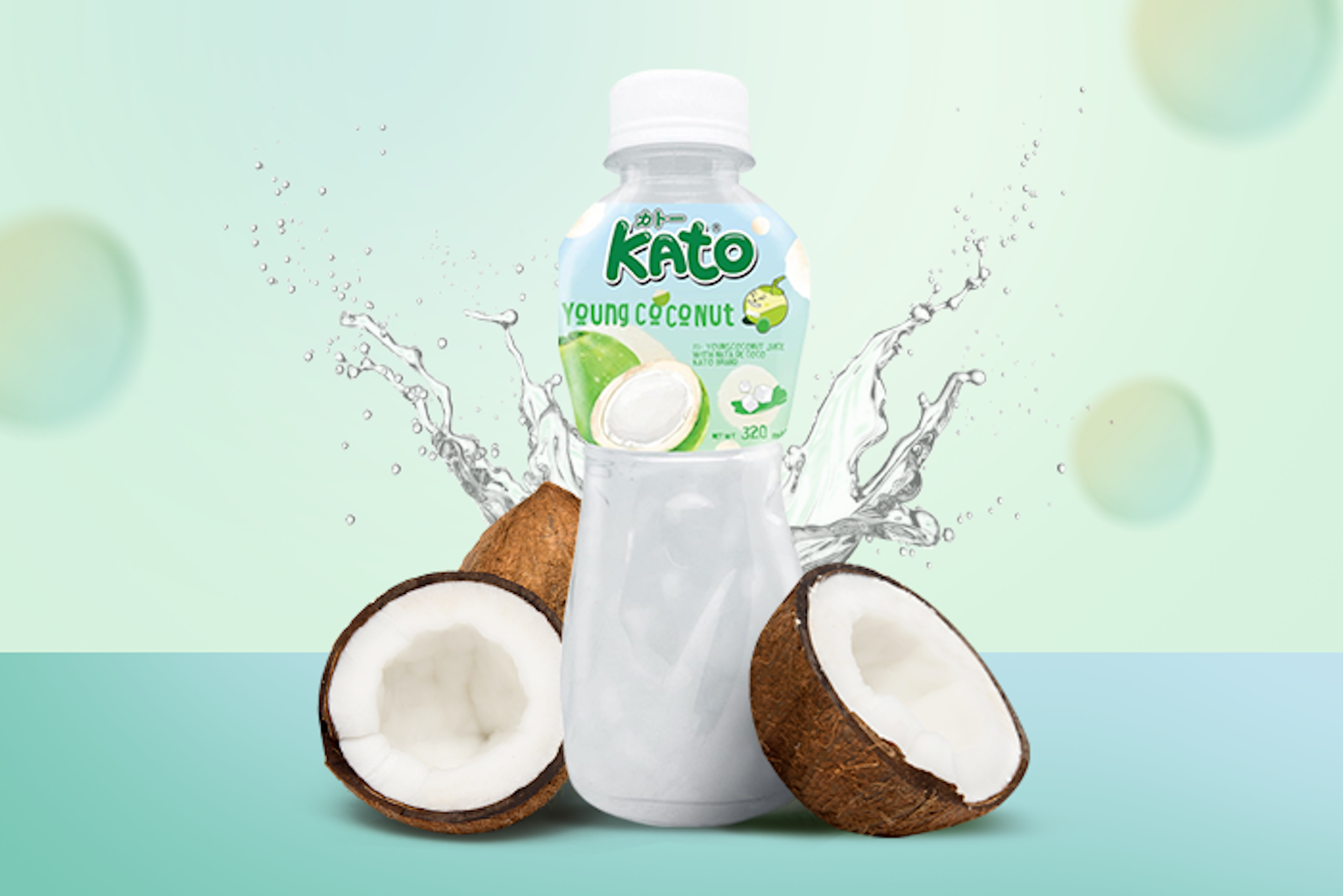 Nahaufnahme der zähen Nata De Coco Stücke im Kokoswasser.