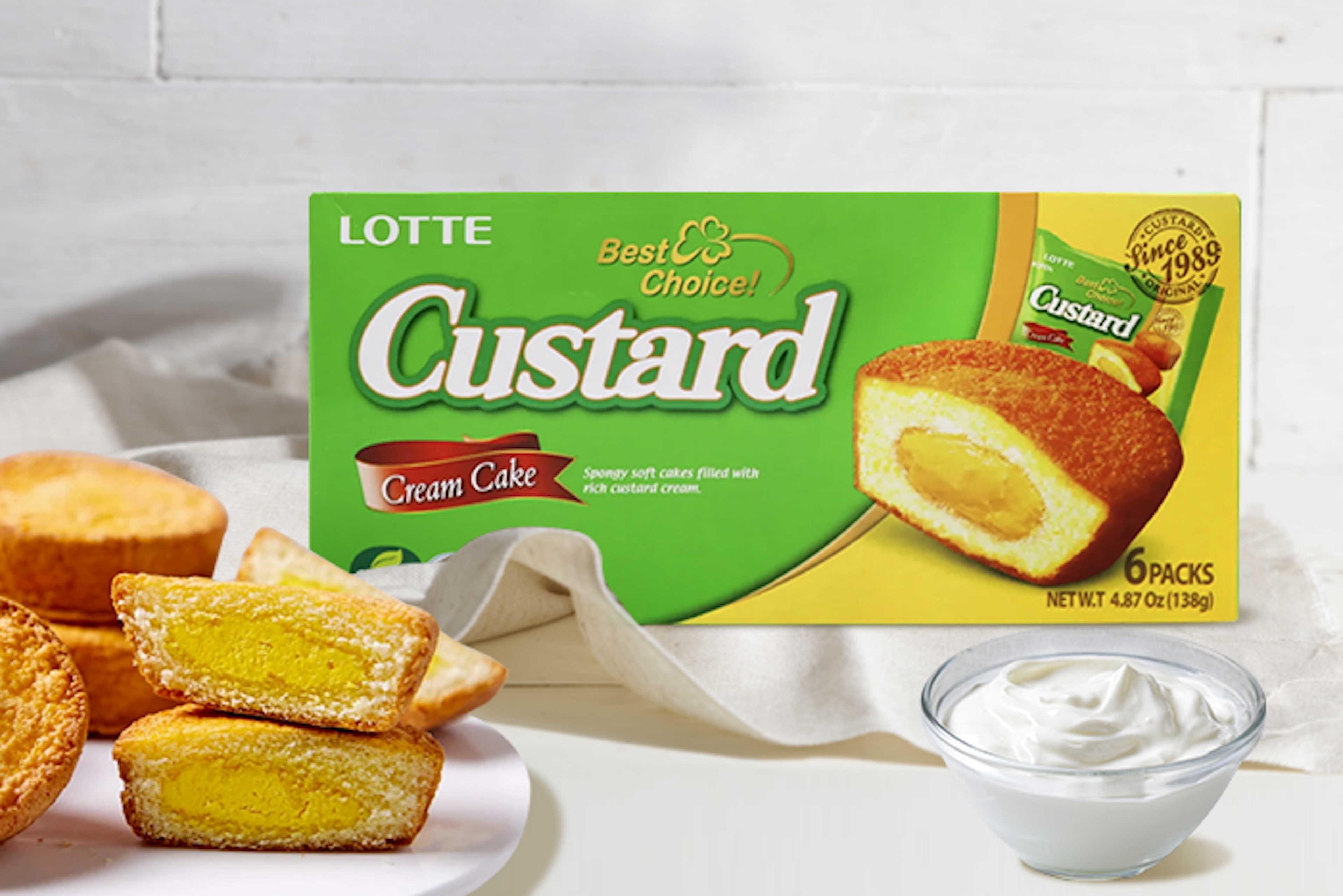 Nahaufnahme eines Lotte Custard Cream Cakes, aufgeschnitten, um die Custard-Füllung zu enthüllen.