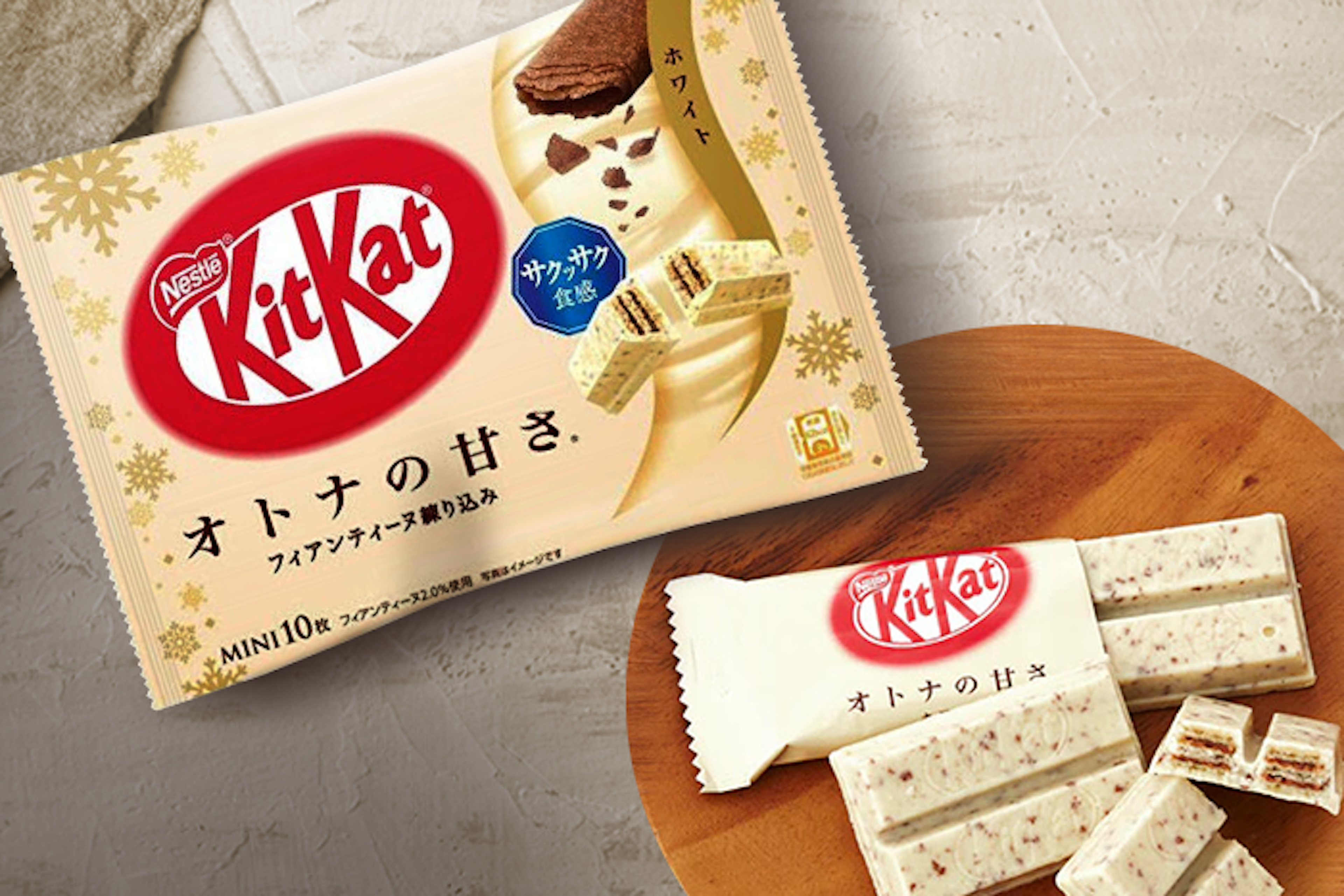 Einzelnes-Kitkat-Mini-Weiße-Schokolade-Stück-auf-weißem-Hintergrund-mit-sichtbarer-schmelzender-Schokoladenschicht-und-Waffelstruktur