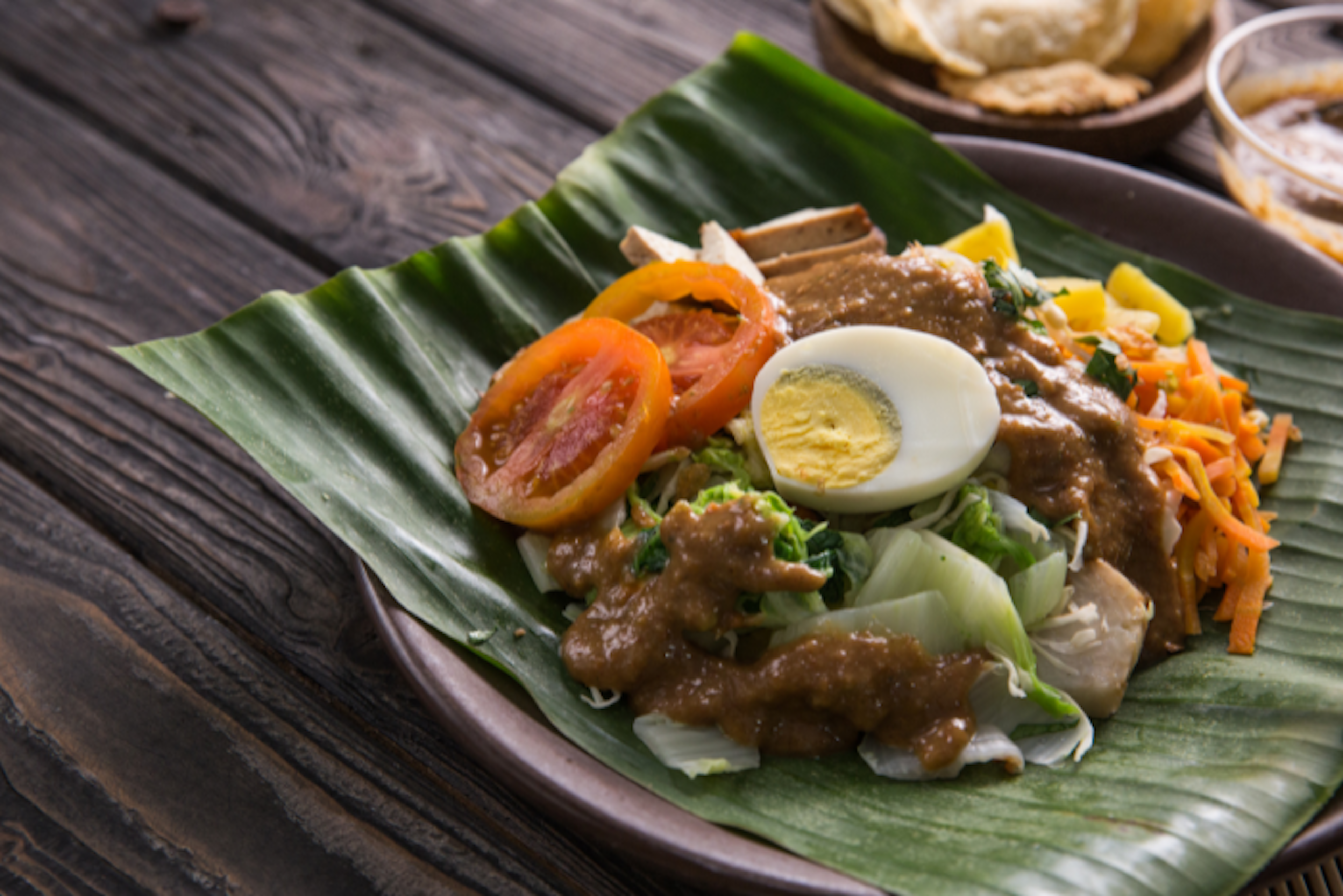 Gesund und lecker Gado-Gado: Indonesischer nahrhafter Salat mit Erdnusssauce