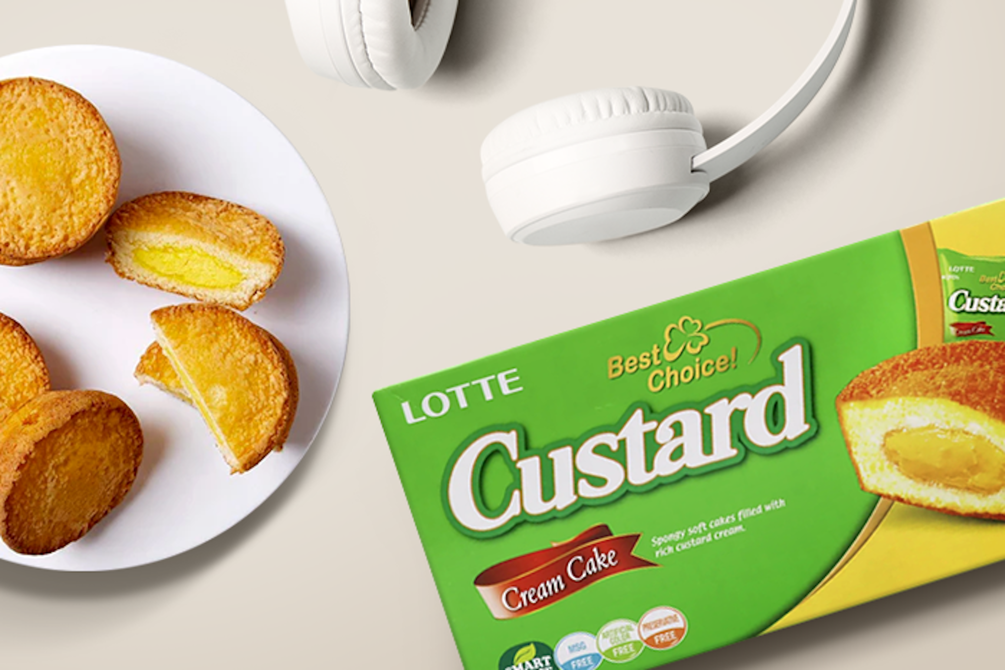Eine Packung Lotte Custard Cream Cake Snack 138g, die die einzeln verpackten Kuchen zeigt.