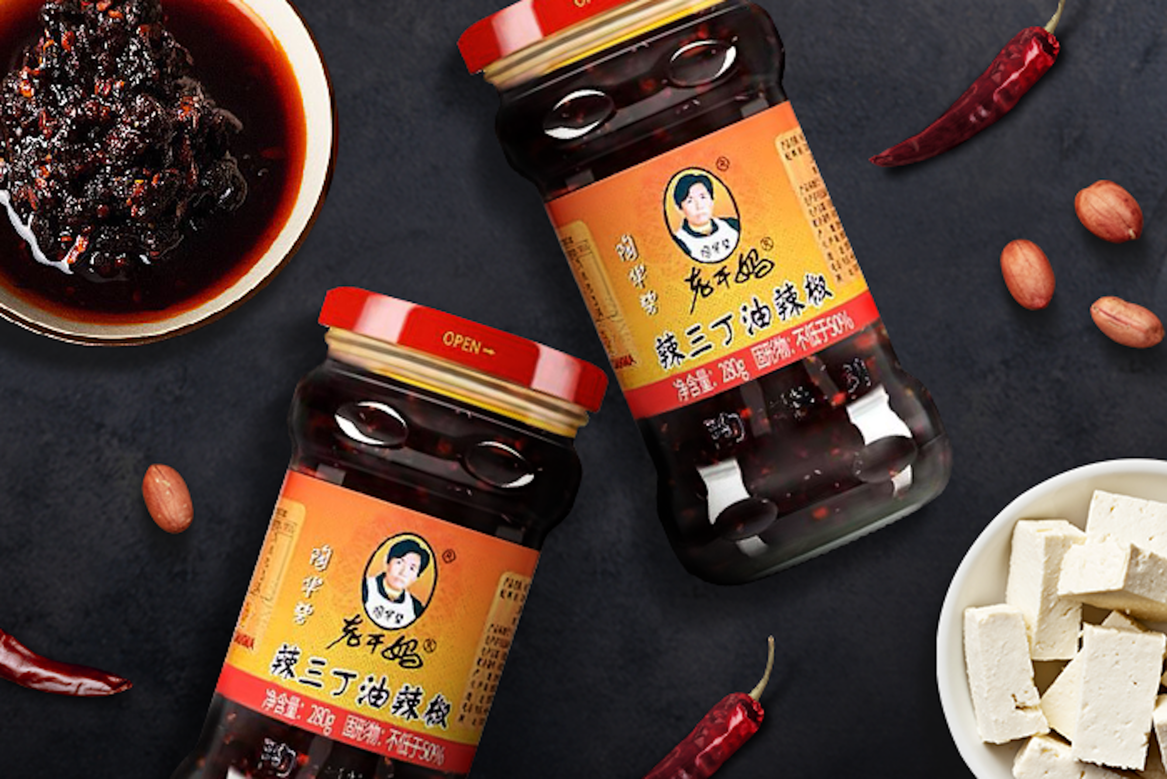 Vorderansicht der LAOGANMA Kohlrabi, Erdnüsse & Tofu Chili Öl 280g Packung: Zeigt die attraktive Verpackung mit dem Logo und der Sauce im Glas