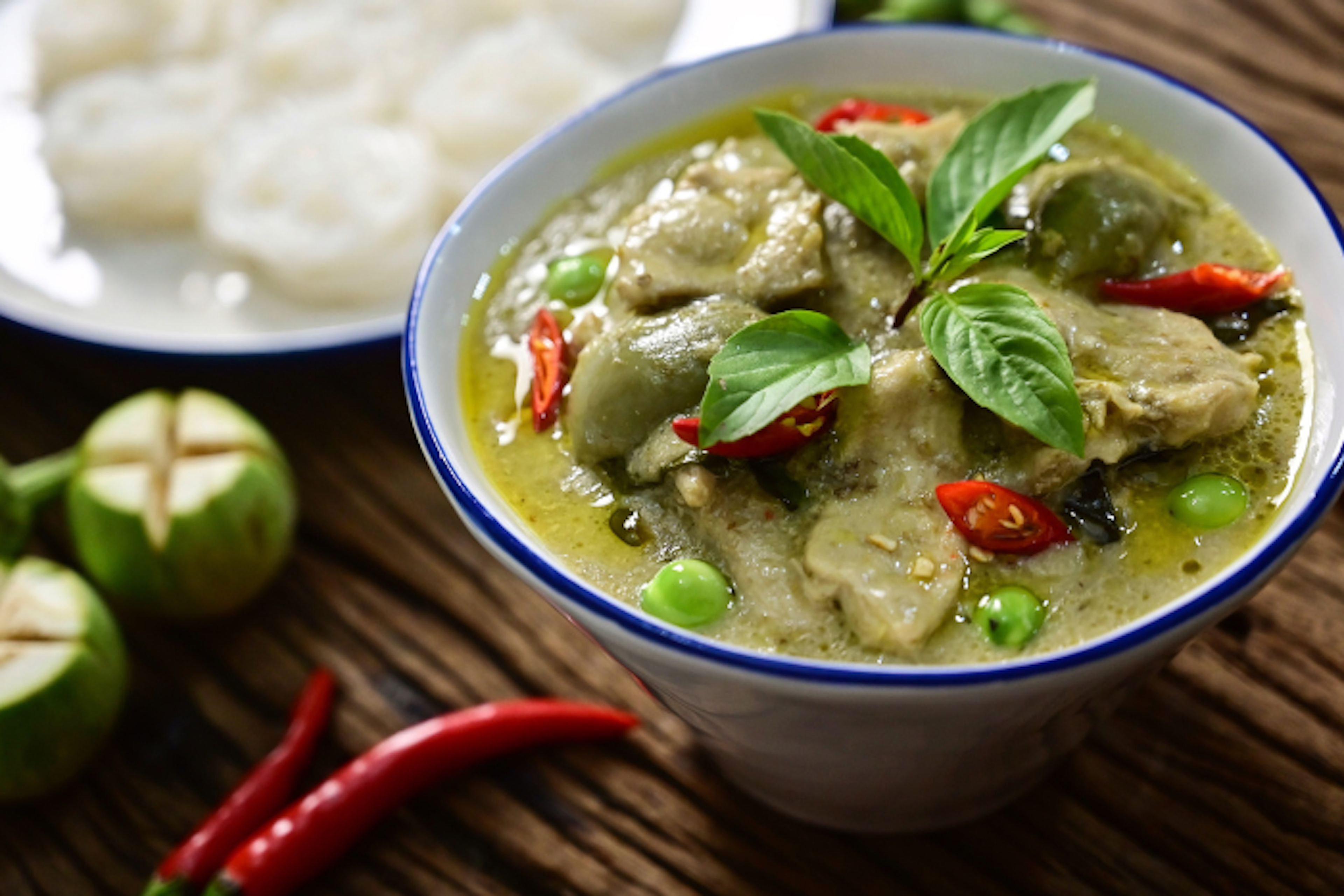 Authentisches Thai Grünes Curry: Thailands Signaturen Gericht mit hochwertiger Currypaste und Hühnchen