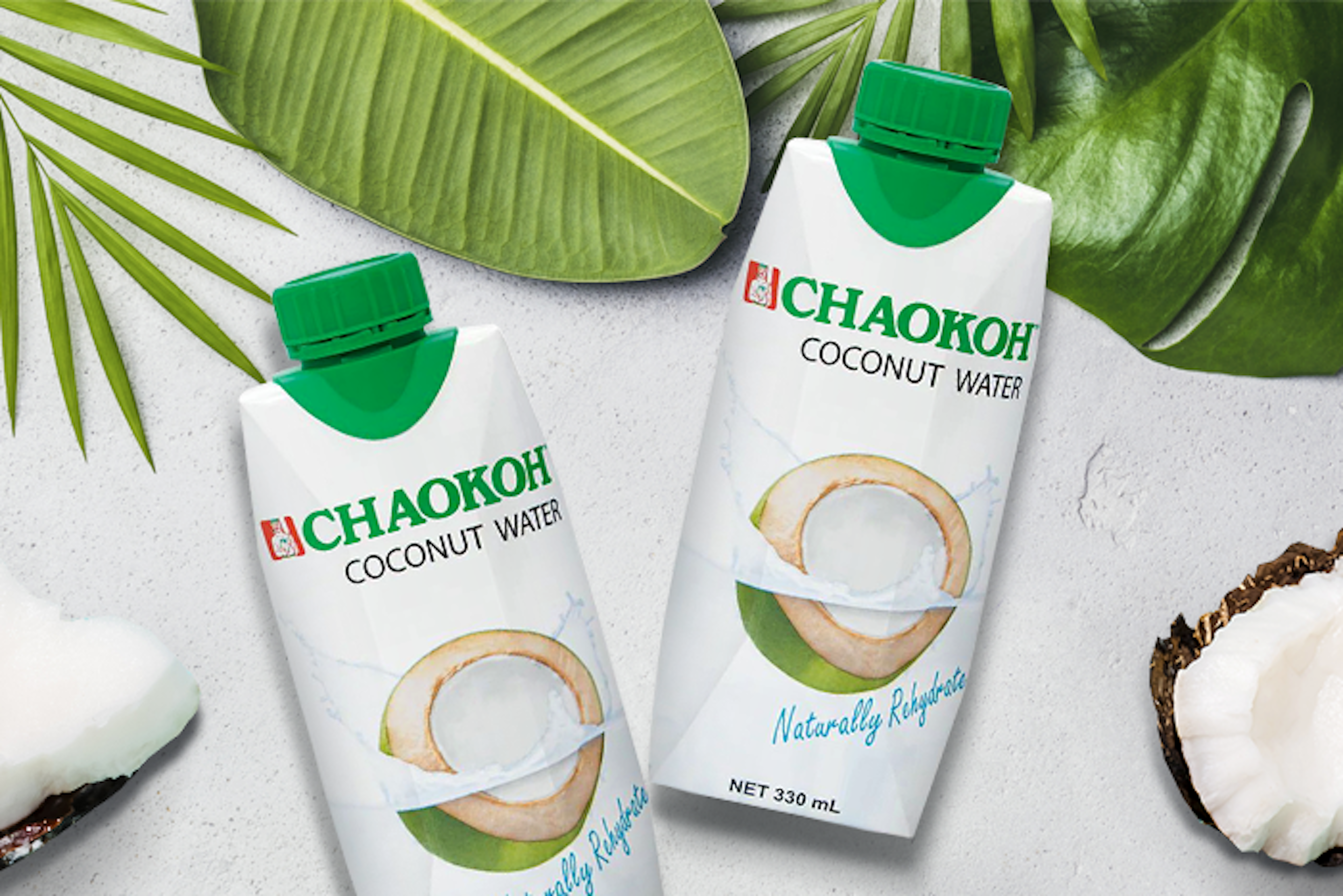 Vorderansicht der Chaokoh Kokosnusswasser 330ml Packung: Zeigt die attraktive Verpackung mit frischen Kokosnüssen